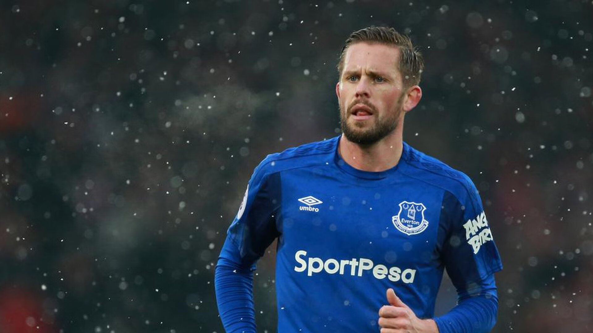 “腰旗式美式橄榄球：东部新区赛场打破传统竞技边界”